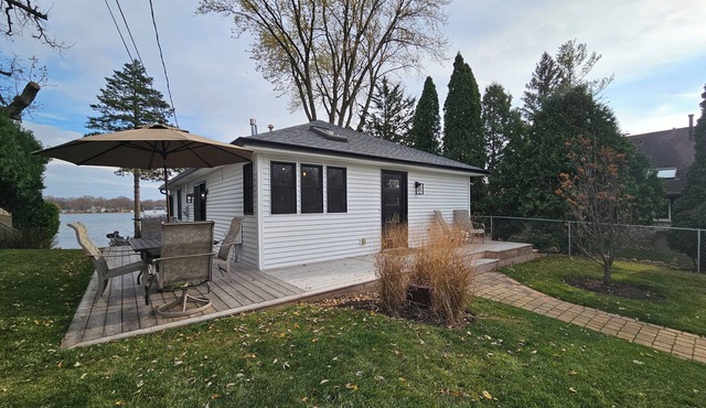 Lakefront home-Beautiful views, private frontage/lake access