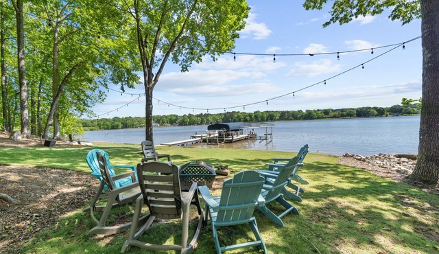 LAKEFRONT HOME DIRECTLY ON LAKE OCONEE WITH BOAT RENTAL