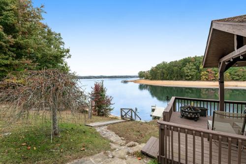 Lakefront Home Dock Covered Deck Fire Pit Dogs OK