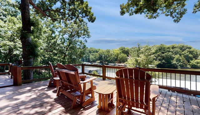 Lakefront home expansive views, patio kayaks and fire pit
