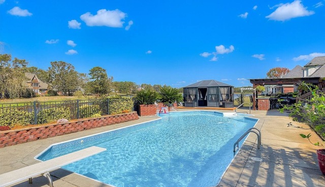 Lakefront Home for Families & Groups – Pool, Kayaks, BBQ, Deck, Fishing