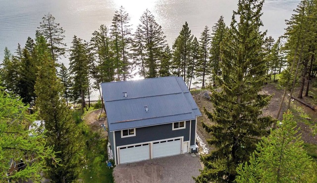 Lakefront Home for Remote work. Built 2016. 45 minutes from skiing