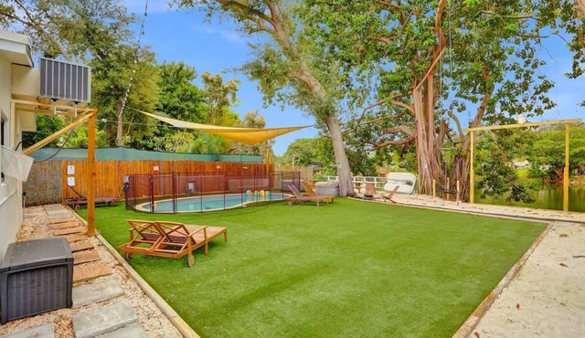 Lakefront Home| Heated Pool | Kayaks & Outdoor Fun