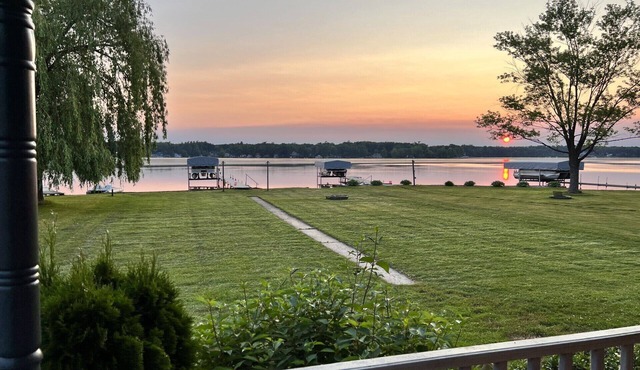Lakefront Home~Hess Lake. Game room, fire pit, kayaks, great views, large yard