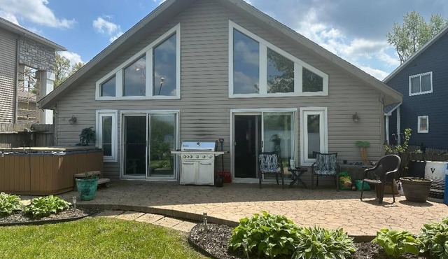 “Lakefront Home-Hot Tub, fireplace and massage table. Up north feel.