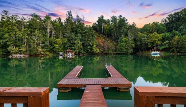 Lakefront Home, Hot tub, Fire Pit, Game Room, & Movie Room!