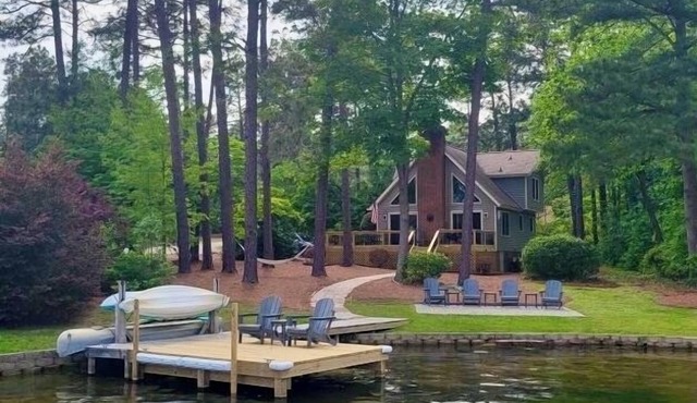 Lakefront home in a Gated Community, 10 miles from Pinehurst Village
