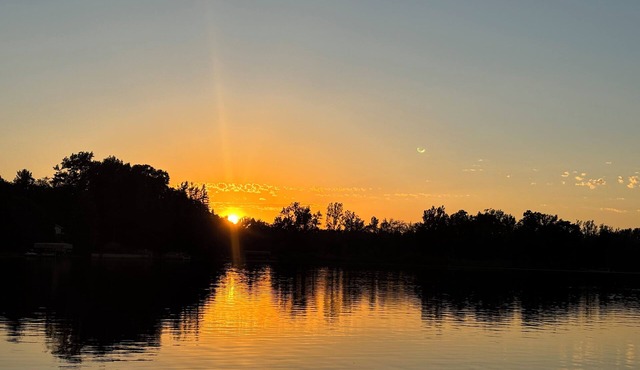 Lakefront home in lovely Rockford with dock,sandy beach,deck,fire pit & wifi☀️