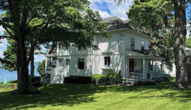 Lakefront Home in the Heart of Aurora, Sunset Ready!