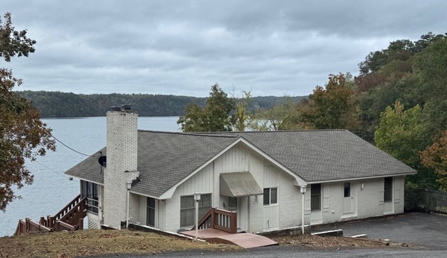 Lakefront home in Tuscaloosa, 20 minutes from The University of Alabama