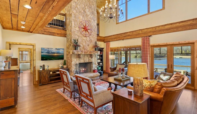 Lakefront home in 100 acre community/mountain views, shopping & dining all close