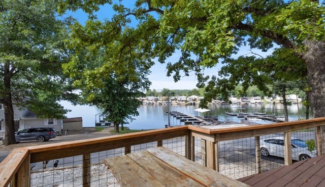 Lakefront Home in a Quiet Cove, Private Dock, Outdoor Dining & Fishing