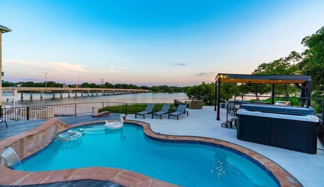 Lakefront Home. Insane Views - Pool/Spa! Gameroom!