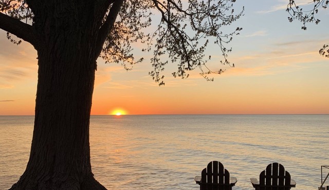 Lakefront home just minutes from wineries. Backyard sunsets!