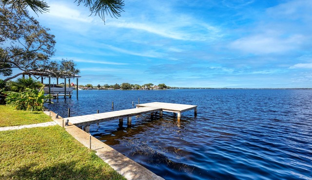 Lakefront home near beaches with waterview, pets ok