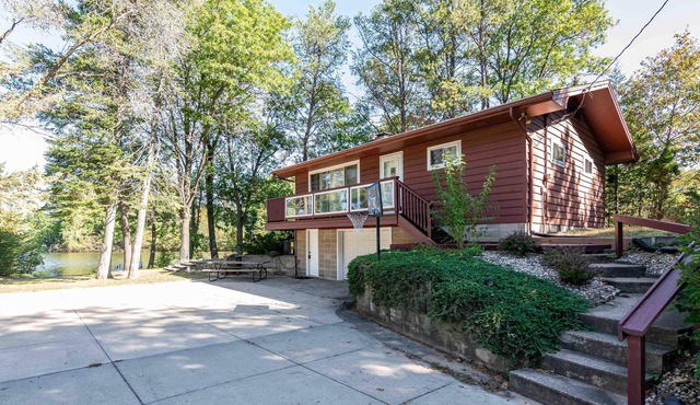 Lakefront home on a harbor of Castle Rock Lake
