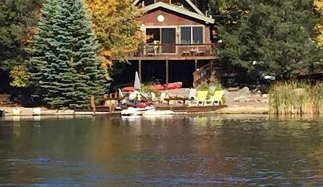 LAKEFRONT HOME on a peaceful cove. Walking distance to beach, pool and Tiki bar