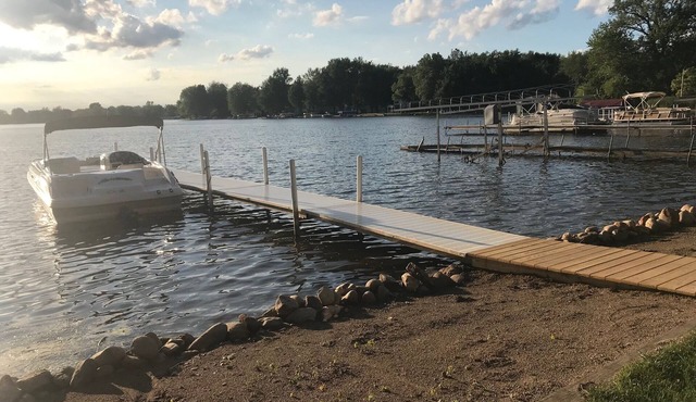 Lakefront home on Little Barbee that sleeps 6