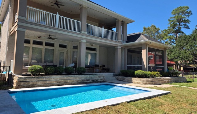 Lakefront Home on quite/protected cove on Lake Conroe with private pool