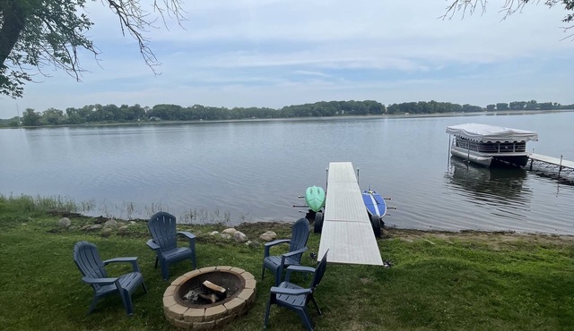 Lakefront home on Middle Jefferson! Only one hour away from the Twin Cities!
