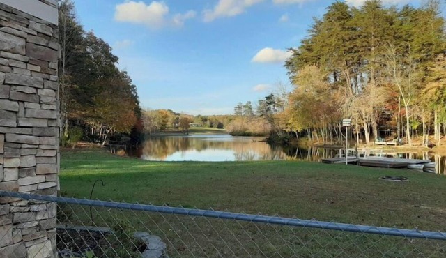 Lakefront Home- PETS, firepit, jukebox, pool table, canoe, kayak