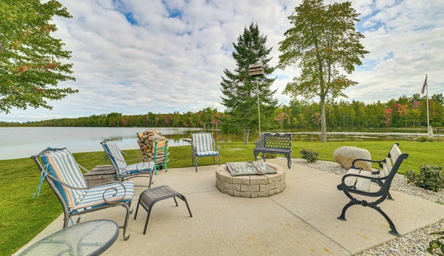 Lakefront Home - Private Dock, Fire Pit & Yard