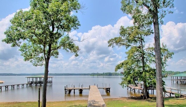 Lakefront Home - Relaxing Escape