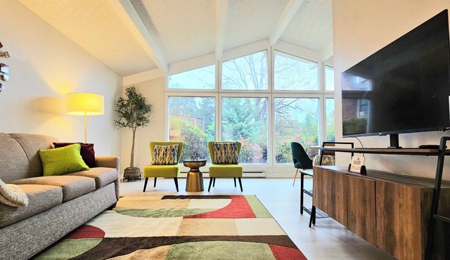 Lakefront Home Screened Porch + Game Room near Furniture Market HPU