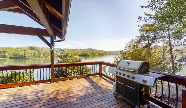 Lakefront Home, Sleeps 9・Views・Grill・Fire Pit・Dock