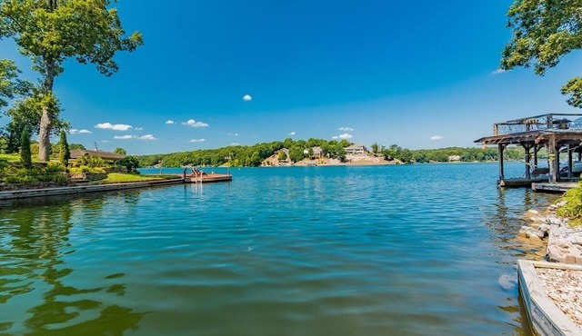 Lakefront Home, sleeps 15, private dock, close to marina