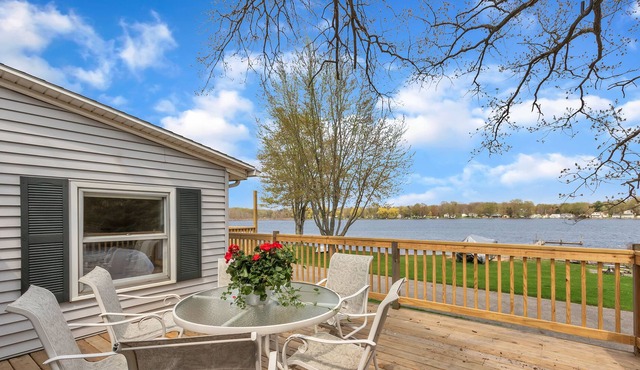 Lakefront Home sleeps 10 on small quiet lake