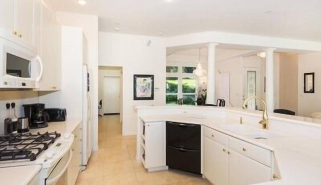 Lakefront home Sleeps up to 6 people. Event Venue for up to 40 people