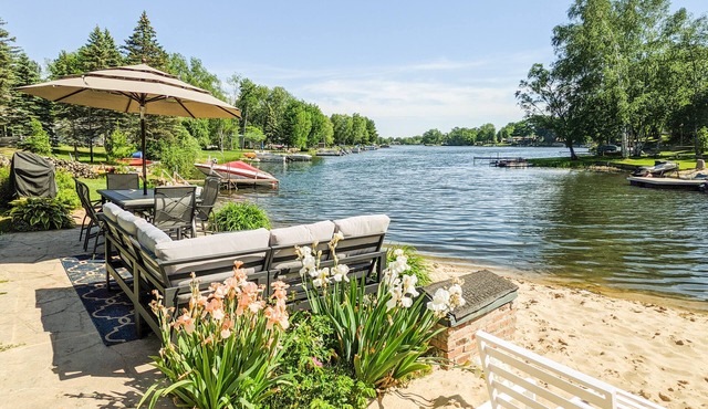 Lakefront Home w/big yard and breathtaking views