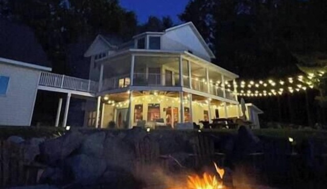 Lakefront home w/connecting bunkhouse - sleeps 20+