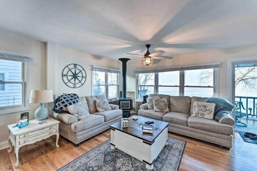Lakefront Home w/Gorgeous Sunsets, Kayaks, & Pier