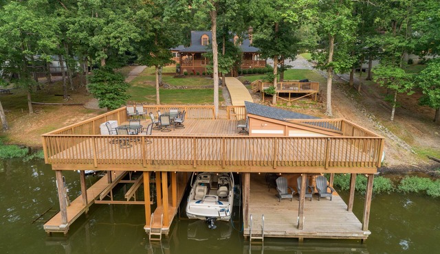 Lakefront Home w/Guest House, Tiki bar, Dock, Pet friendly, Kayaks,Peddle boats