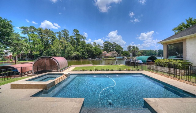 Lakefront Home w/Pool and Spa on quite/protected cove on Lake Conroe