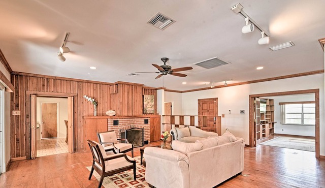 Lakefront Home w/Private Pool, 13 Mi to Tampa