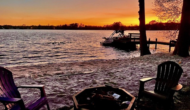 Lakefront home w/ screened pool - peaceful, relaxing, & amazing sunsets!