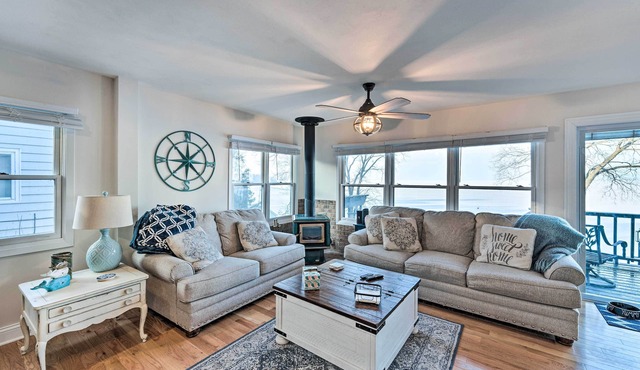 Lakefront Home w/Gorgeous Sunsets, Kayaks, & Pier