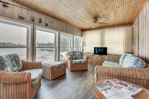 Lakefront Home w/Views, 7 Mi to Dtwn Paw Paw