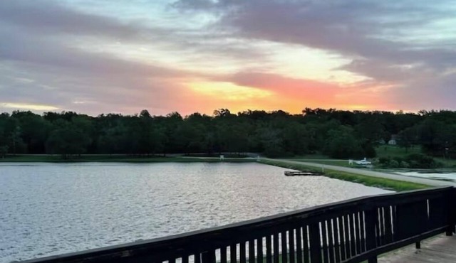 LAKEFRONT HOME WITH AN AMAZING LAKESIDE DECK ONLY 1 HOUR FROM COLLEGE STATION.