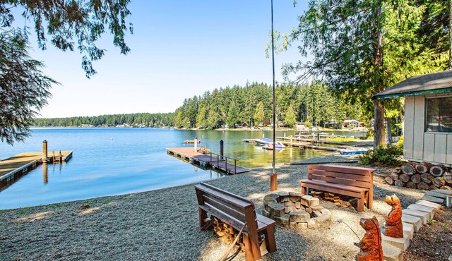 Lakefront home with beach access, a firepit, washer/dryer & fireplace