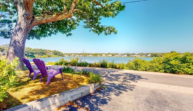 Lakefront home with beach views, WiFi, gas grill & patio - near beach