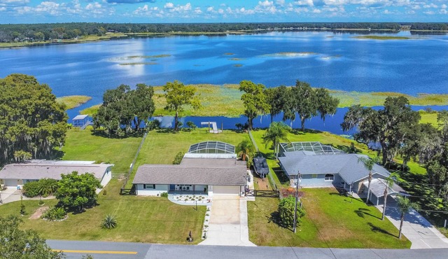 LAKEFRONT home with boat dock, 3 Bedrooms on Lake Hernando!