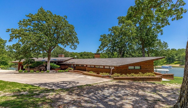 Lakefront Home with Boat Slips, Free Pool Access and On-Site Boat Rental