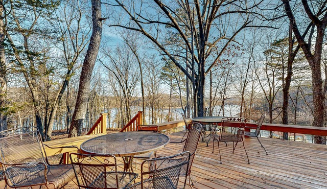 Lakefront home with boat access, fireplace, washer/dryer & firepit