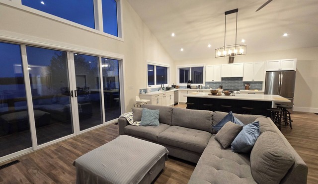 Lakefront Home With Wheelchair Access, Private Boat Launch, Clean and New