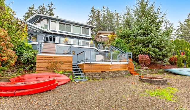 Lakefront home with canoe, kayaks, large deck, beach access, fireplace, & W/D