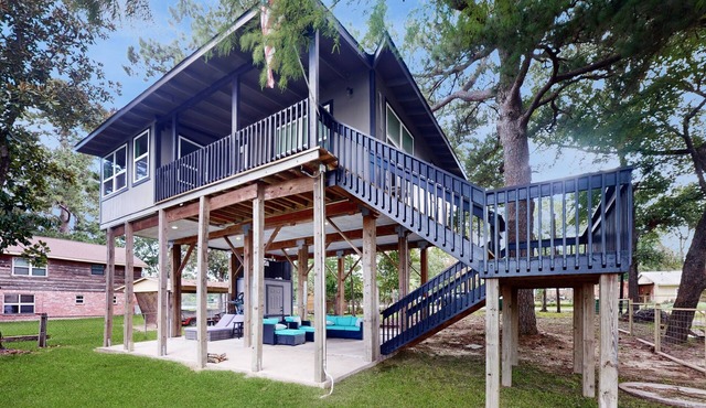 Lakefront home with Deck, Pedal-boat & Arcade